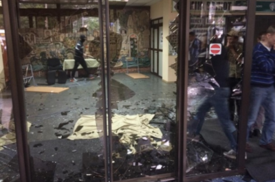 Три десятка человек на глазах у милиции «прошлись» с бейсбольными битами по столичным МАФам