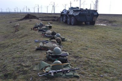 Украинские военные продолжают активно укреплять свои позиции на границе с Крымом