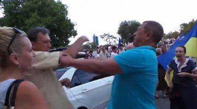 В Одессе сторонники киевских властей напали на хозяина автомобиля с георгиевской ленточкой