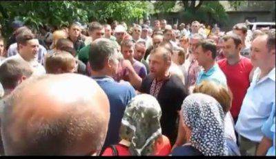 «Иди воюй, тварь!» — разъяренные жители напали на депутата в Новоселицке (видео)