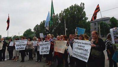 В центре Киева "Правый сектор" напал на женщин с антивоенными плакатами