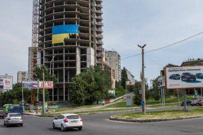 В Харькове облили кровавой краской флаги Украины (фото)