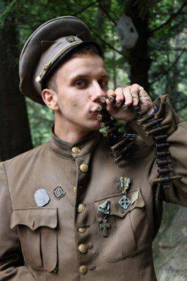 Он обещал водрузить черно-красный флаг над Кремлем!