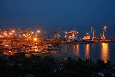 Хунта эвакуирует Мариупольский порт в Бердянск.