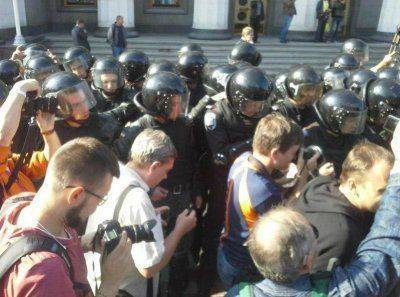 Под Радой между представителями "Правого сектора" и милицией происходит столкновение