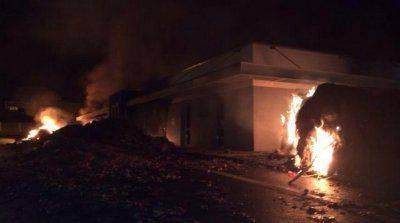 Протестующие фермеры на западе Франции сожгли здание налоговой службы