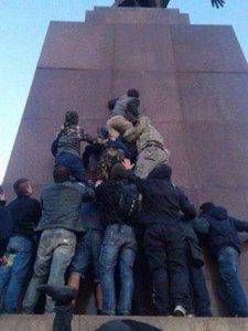 Свастики и антикоммунизм есть, а фашизма нет: в Харькове осатанелые разгромили памятник Ленину