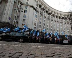 Кабмин пикетируют около 5 тыс. активистов ФПУ