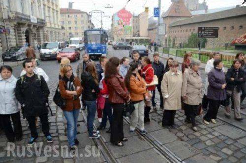 «Пусть те военкомы, которые туда их отправили, сами едут воевать» — родственники солдат во Львове требуют ротации военнослужащих (видео)