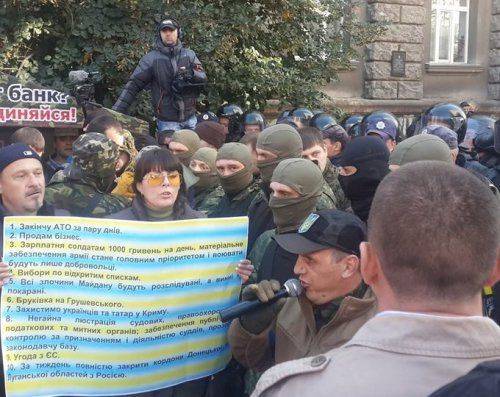 Под окнами Порошенко бьют морды и жгут шины бывшие соратники по Майдану (ВИДЕО)