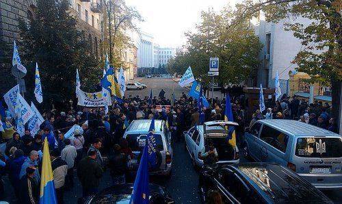 Под окнами Порошенко бьют морды и жгут шины бывшие соратники по Майдану (ВИДЕО)