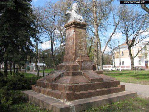 На Покрову в Чернигове свалили памятник Фрунзе