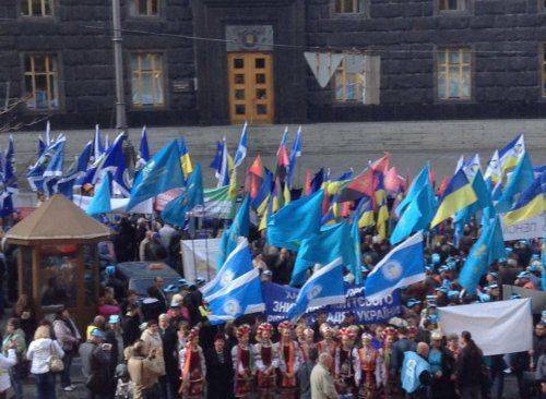 Кабмин пикетируют около 5 тыс. активистов ФПУ