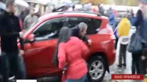 Олега Ляшко забросали яйцами на западе Украины