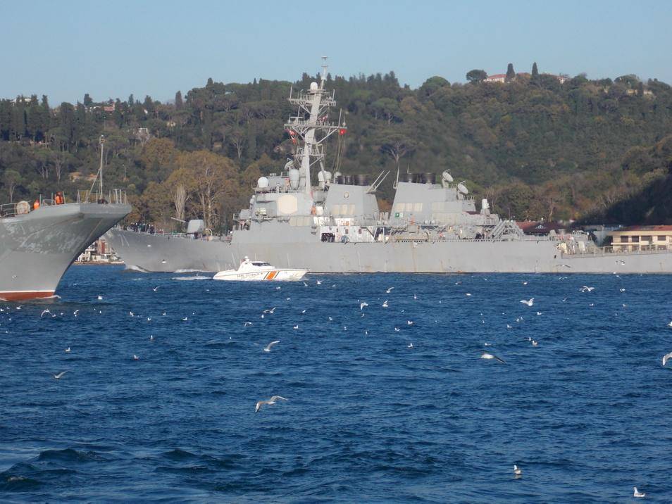Под Босфорским мостом встретились американский эсминец и российские БДК