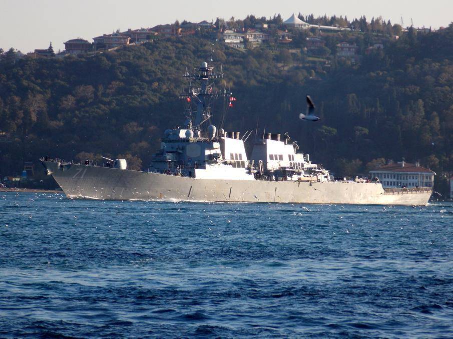 Под Босфорским мостом встретились американский эсминец и российские БДК