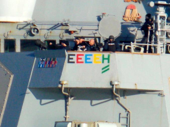 Под Босфорским мостом встретились американский эсминец и российские БДК