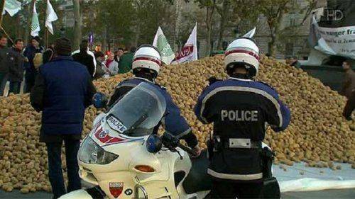 Французские фермеры высыпали в центре Парижа 50 тонн картофеля и яблок