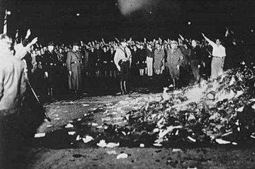 Костры из книг и репрессии журналистов - недалекое будущее Украины