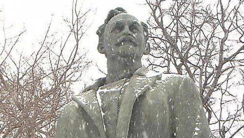 В Запорожье памятник Дзержинскому устоял против толпы вандалов