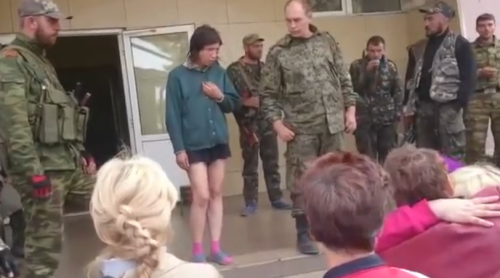 После освобождения Ждановки жители разбираются с предателями и пособниками карателей..