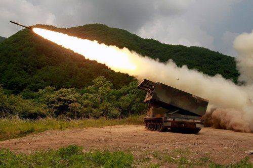 «Смерч»: мгновенная «уборка» на площади в 67 гектаров. Чьи системы залпового огня лучше?