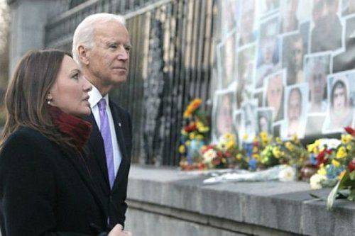 Джо Байден побоялся идти на Майдан и свернул в библиотеку 