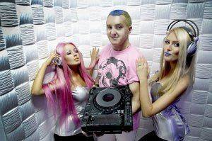 Маразм крепчал. Шоумен Дядя Жора выкрасил волосы в цвет украинского флага