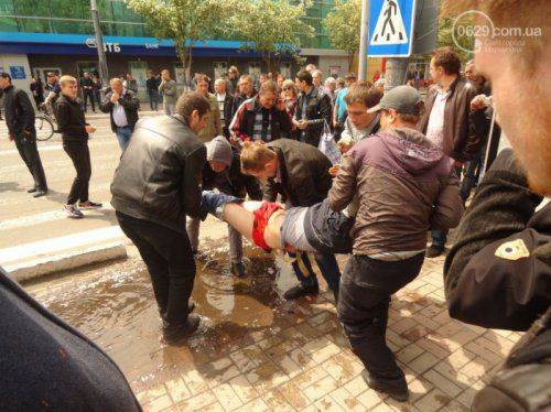 Мариуполь клеймит Порошенко, проклинает западенцев и мечтает о ДНР 