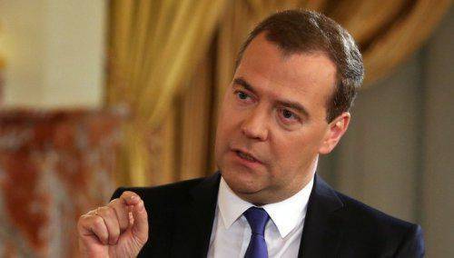 Медведев призвал россиян не суетиться, потому что "все будет нормально"