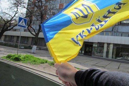 В Славянске волонтер на похоронах устроил ругань со священником из-за украинского флага 