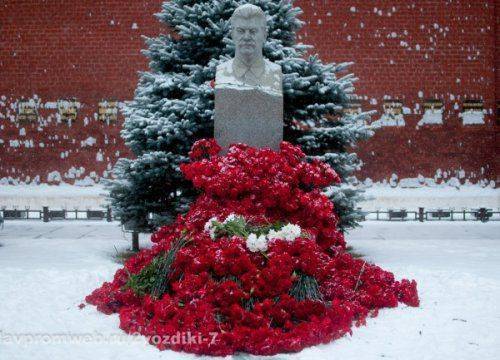 "Культ Сталина" - это культ знаний и труда. В Москве в очередной раз возложат "Две гвоздики для товарища Сталина" -