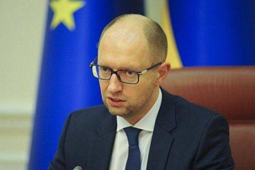 Благотворительная распродажа: меценаты продают обмундирование и оружие