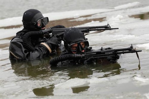 Плавающие бронежилеты поступили на вооружение российских морпехов