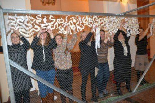 «Мы нужны в тылу»! Студенты вместо учебы плетут маскировочные сетки 