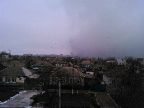 Война пришла в Мариуполь: идет бой на блокпосту, горят дома, разбегаются люди