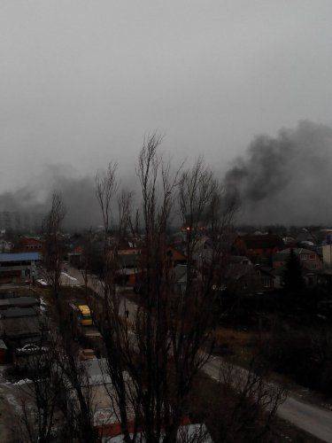 Война пришла в Мариуполь: идет бой на блокпосту, горят дома, разбегаются люди