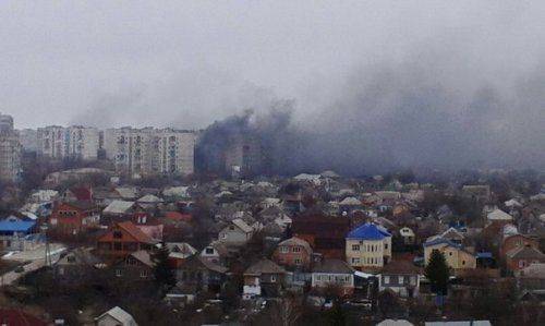 Война пришла в Мариуполь: идет бой на блокпосту, горят дома, разбегаются люди