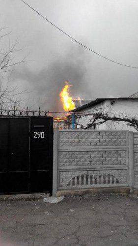 Война пришла в Мариуполь: идет бой на блокпосту, горят дома, разбегаются люди