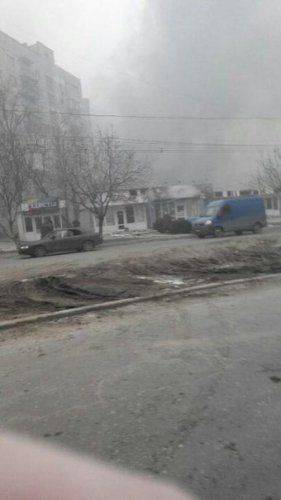 Война пришла в Мариуполь: идет бой на блокпосту, горят дома, разбегаются люди