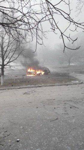 Война пришла в Мариуполь: идет бой на блокпосту, горят дома, разбегаются люди