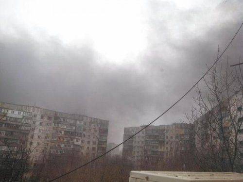Война пришла в Мариуполь: идет бой на блокпосту, горят дома, разбегаются люди