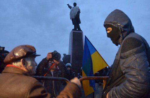 Сносить памятник Ленину в Запорожье приехали члены УНА-УНСО: милиция демонстративно достала автоматы