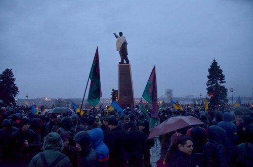 Сносить памятник Ленину в Запорожье приехали члены УНА-УНСО: милиция демонстративно достала автоматы