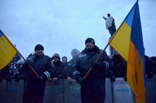 Сносить памятник Ленину в Запорожье приехали члены УНА-УНСО: милиция демонстративно достала автоматы