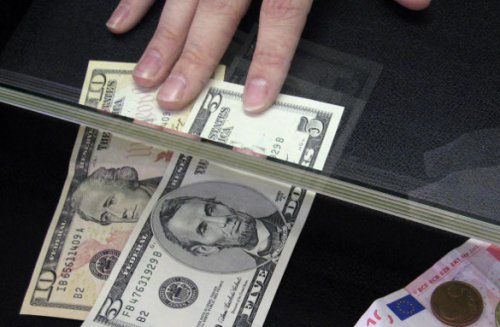 Доллар удерживают только военные США - эксперт