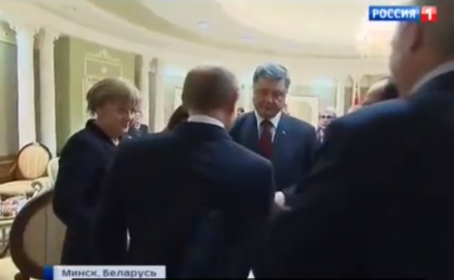 Путин потер руки после рукопожатия с Порошенко. Встреча в Минске 11.02.2015