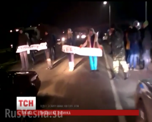 Одесская трасса, пробка длиной в 6 км: Женщины требовали деблокировать военных в Дебльцево