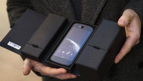 Российский смартфон YotaPhone 2 за месяц купили 30 тысяч россиян