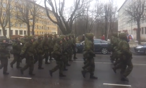 На параде в Нарве, парень троллит натовских военных
